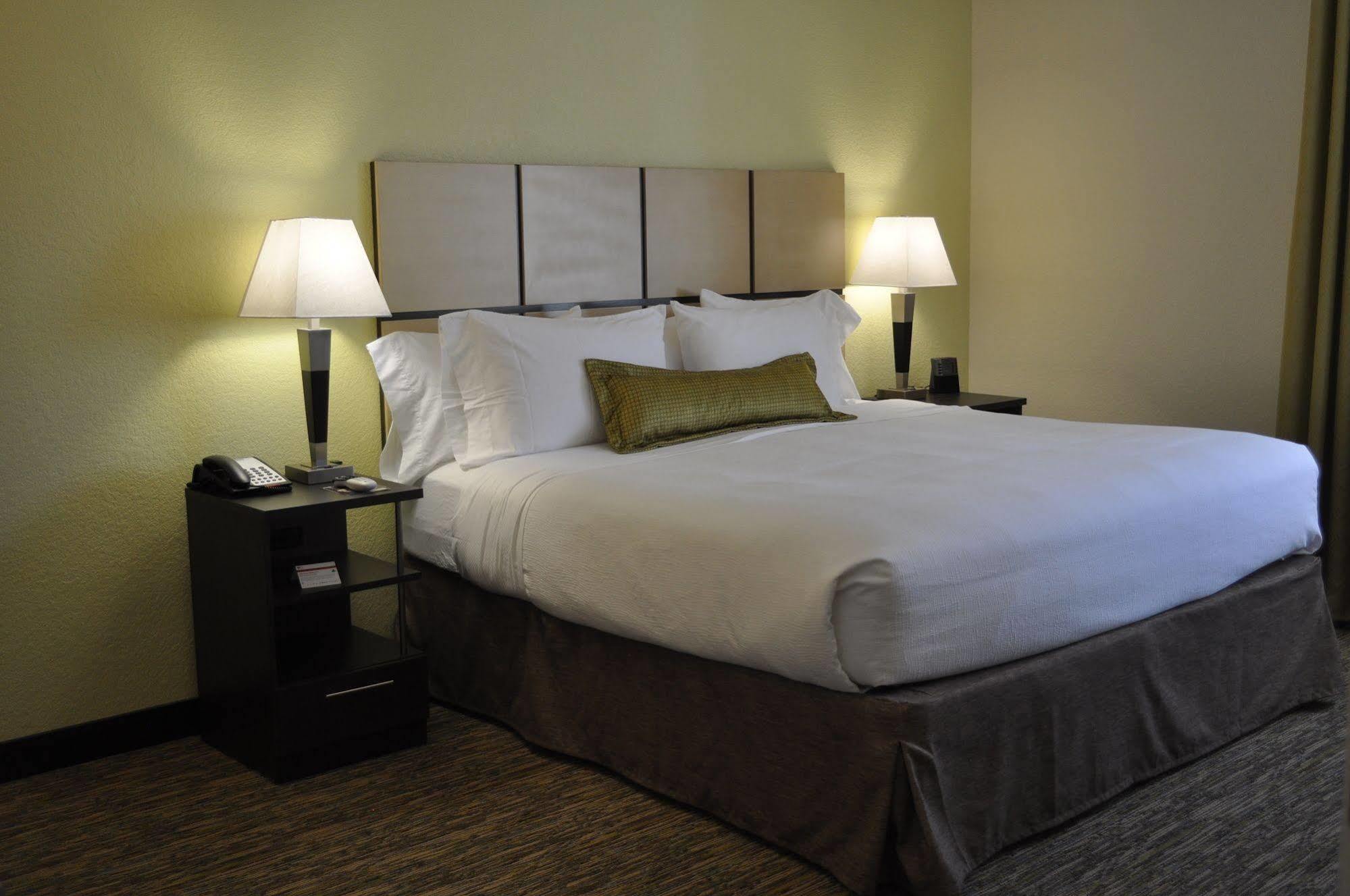 Candlewood Suites Bay City By Ihg Esterno foto